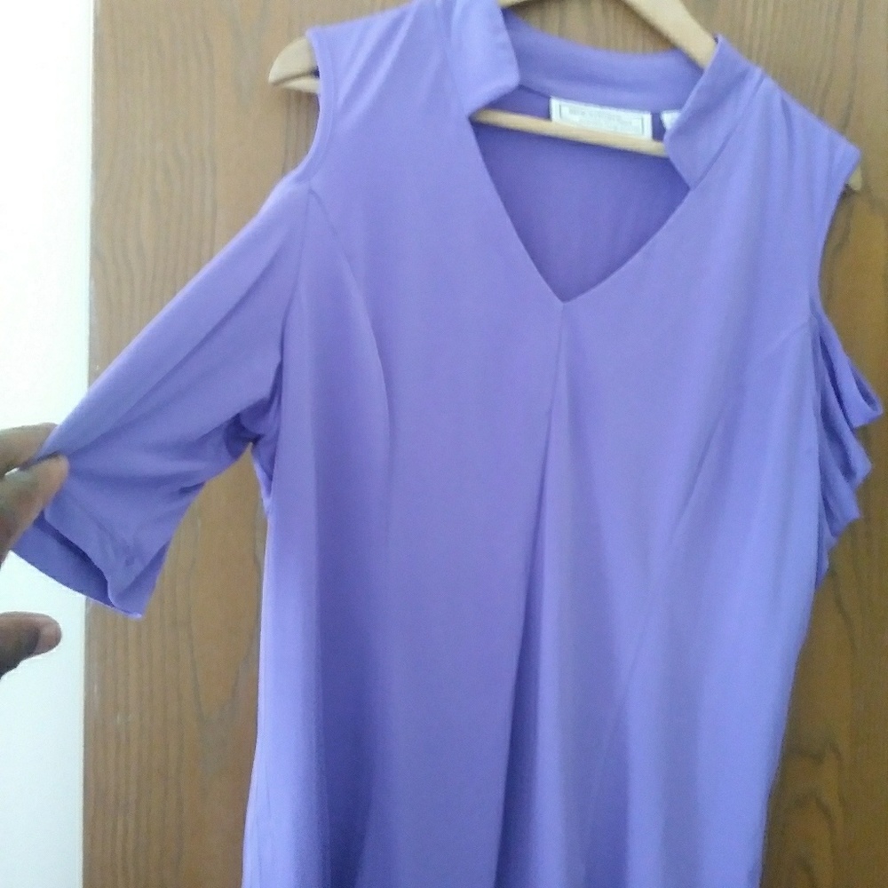 Gorgeous peak a boo shoulder blouse